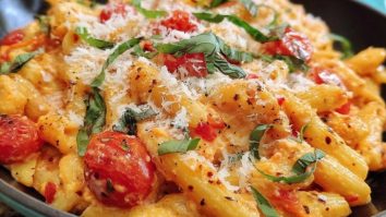 Ein Topf Tomaten-Ricotta-Pasta