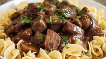 Einfache Rindersteaks mit Nudeln