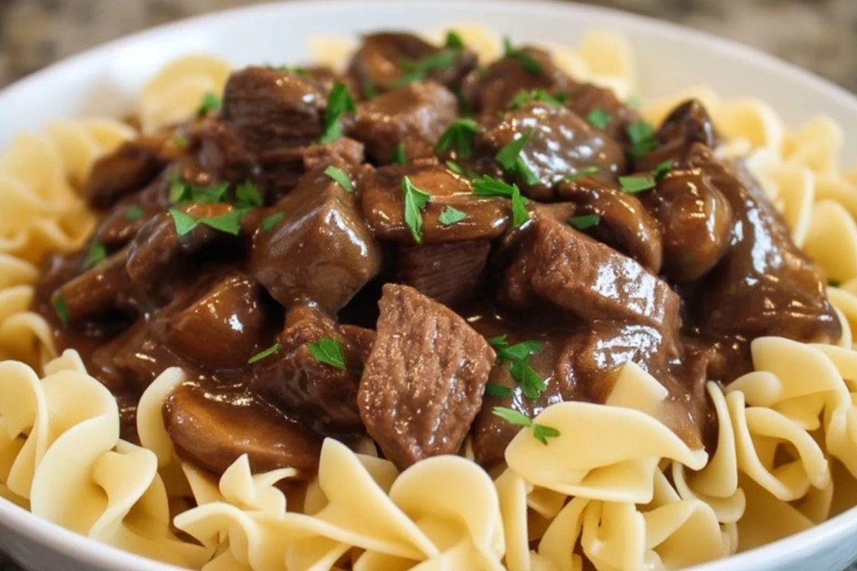 Einfache Rindersteaks mit Nudeln