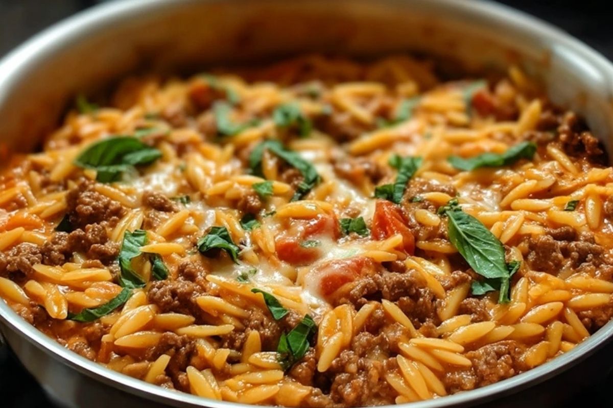 Hackfleisch-Orzo mit Tomaten-Sahnesauce