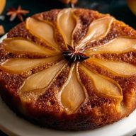 Gewürzter Birnenkuchen auf dem Kopf