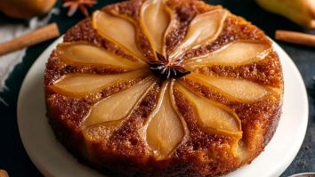 Gewürzter Birnenkuchen auf dem Kopf