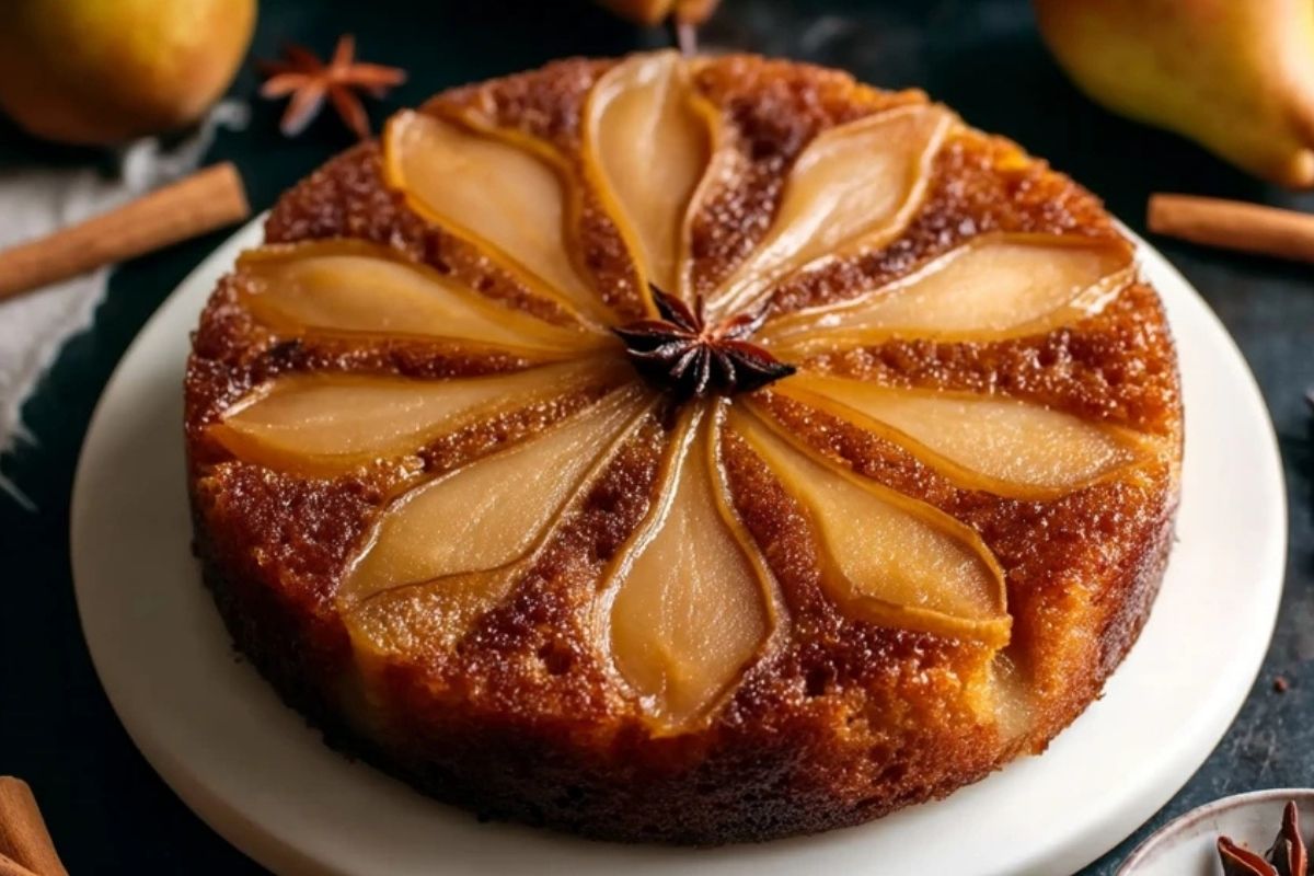 Gewürzter Birnenkuchen auf dem Kopf