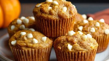 Saftige Kürbis-Muffins mit Weißen Schokoladenstückchen