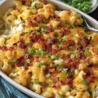 Überbackene Kartoffel-Makkaroni mit Käse und Speck